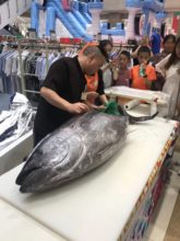 A tuna cutting show was performed at Chengdu Ito Yokado Wenjiang Store.