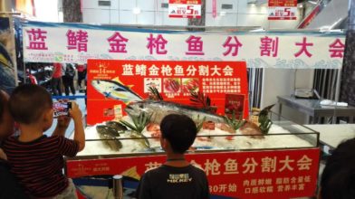 A tuna cutting show was performed at Chengdu Ito Yokado.