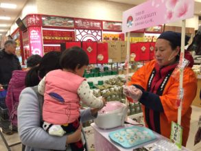 We offered free samples of Japanese rice at the Aeon malls in Beijing.