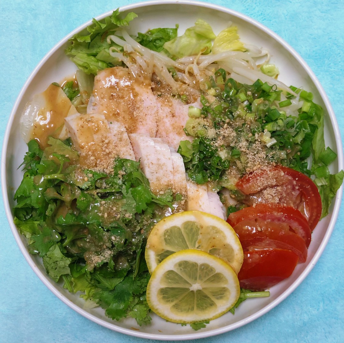 蒸し鶏の濃厚ごまのエスニック風ソース